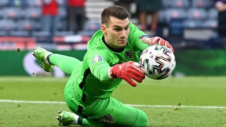 الهلال ونيوم ينافسان كبار أوروبا على التعاقد مع حارس فنربخشة