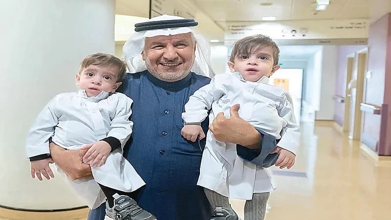 الربيعة يزور توأم سيامي عراقي بعد أشهر من فصلهما