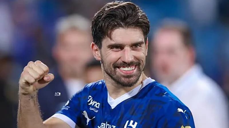 نيفيز يحتفل بكأس دوري الأمم الأوروبية برفقة زوجته..صورة