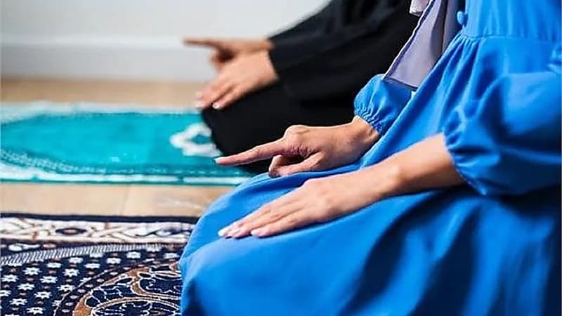 حكم قيام الفتاة بالصلاة والصيام مع وجود إفرازات بنية.. فيديو