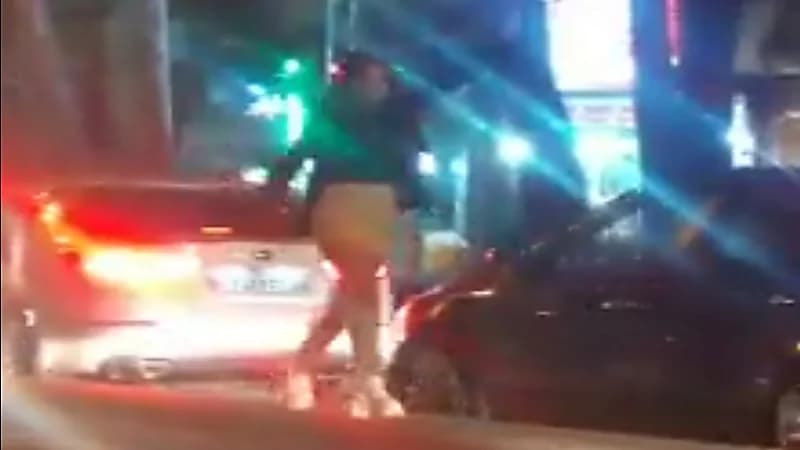 شاهد.. شابة إيرانية تتبختر وسط طهران بتنورة قصيرة سادلة شعرها الطويل