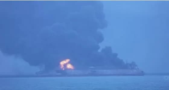 استمرار اشتعال النار بناقلة نفط إيرانية.. ولا أخبار عن الطاقم