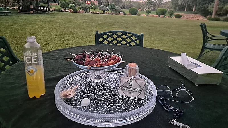 الوليد بن طلال يتأمل السماء ويتضرع إلى الله في يوم عرفة