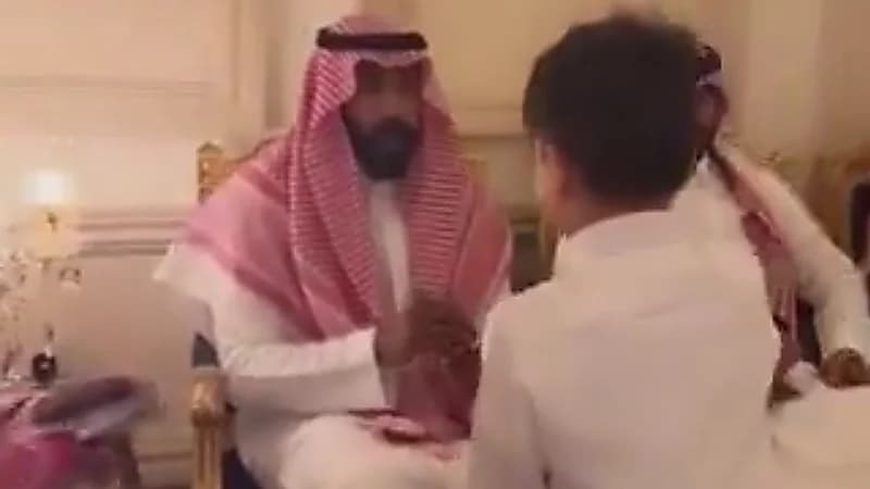 مشهد طريف لطفل يقوم بحركة الخلط أمام وليد عبدالله خلال حفل زواج عبد الرحمن غريب .. فيديو
