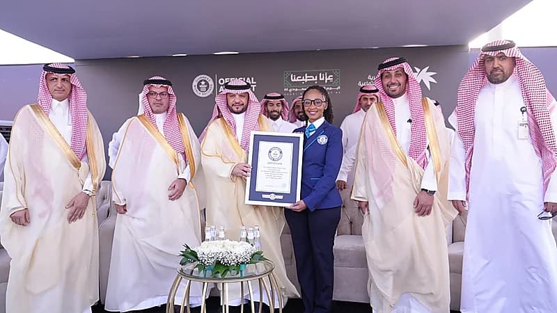 الموارد البشرية تدخل موسوعة غينيس بأكبر علم سعودي بفن الفسيفساء .. صور