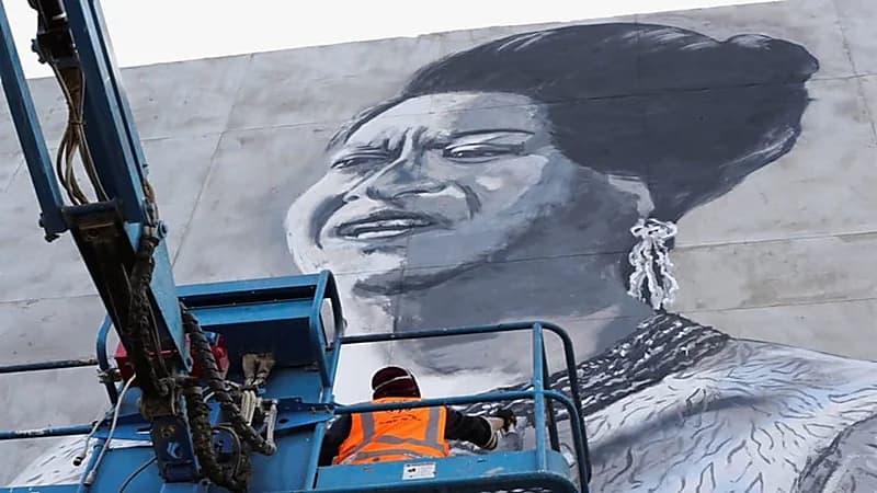 فنانة تروي تجربتها في تزيين باحة بوليفارد الرياض برسومات لأشهر المطربين