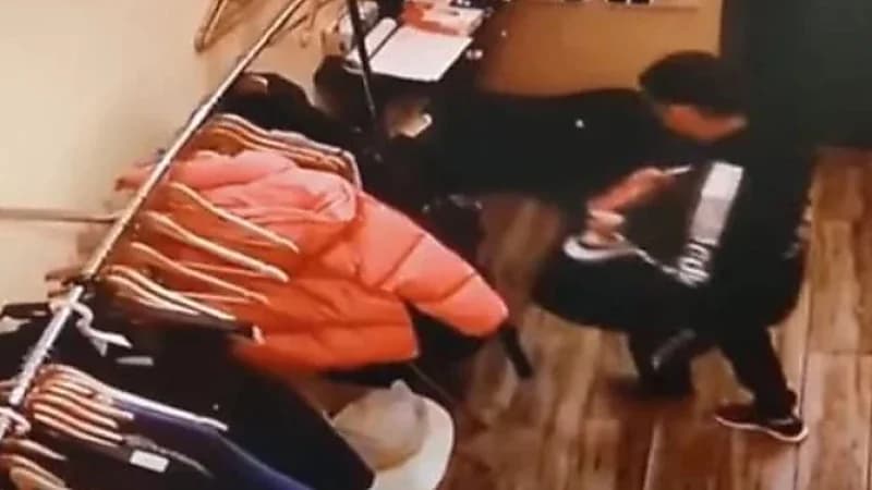 شاهد.. القبض على لص اختبأ بمكان غريب بالمرحاض