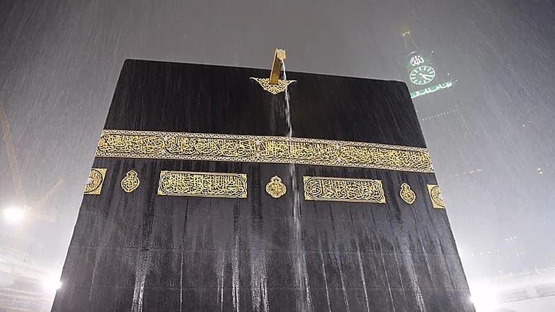 هطول أمطار غزيرة على الحرم المكي.. فيديو