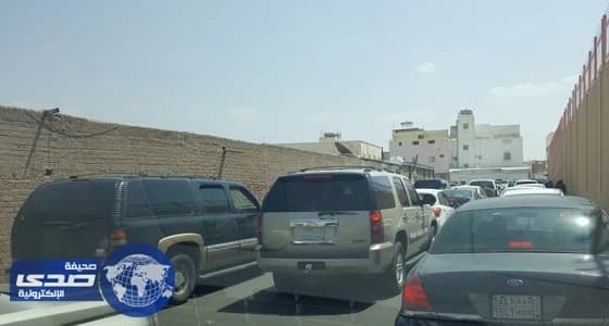 بالصور.. اختناق حول بوابة دخول الطالبات بمبنى الكليات في حوية الطائف