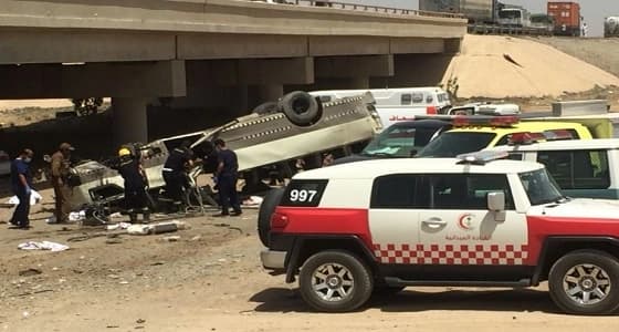 بالصور.. وفاة 9 أشخاص وإصابة 18 في انقلاب حافلة بطريق الهجرة