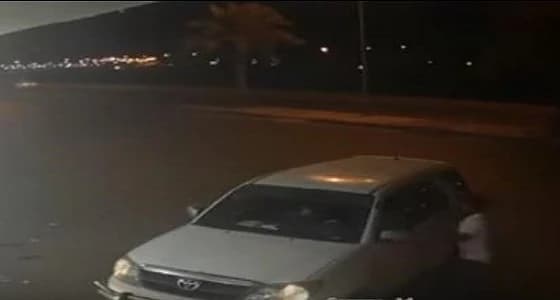 فيديو.. لحظة سرقة سيارة من أمام محل تجاري في جازان
