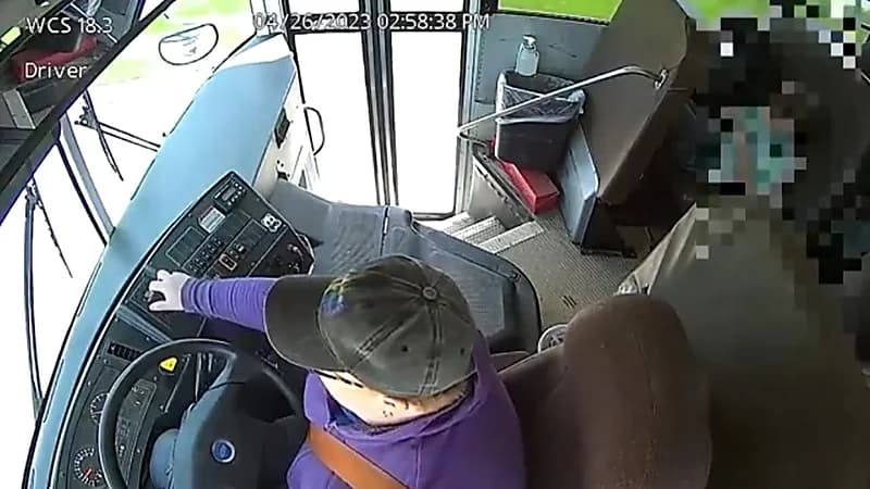 بالفيديو.. لحظة إنقاذ تلميذ لزملائه من حادث مروع بعد فقدان قائدهم لوعيه