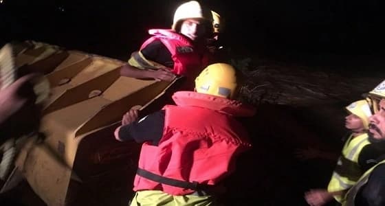 إنقاذ شخصين احتجزتهما السيول المنقولة في بارق