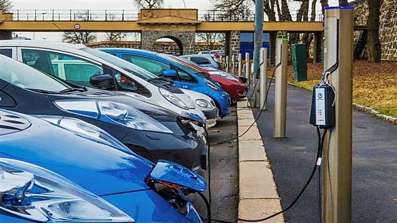 كيف تغلبت السيارات الكهربائية على البنزين ؟