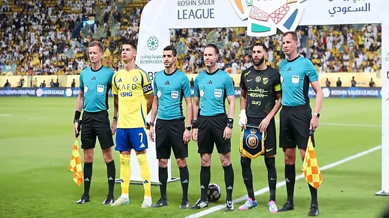 طاقم أجنبي يدير كلاسيكو الاتحاد والنصر