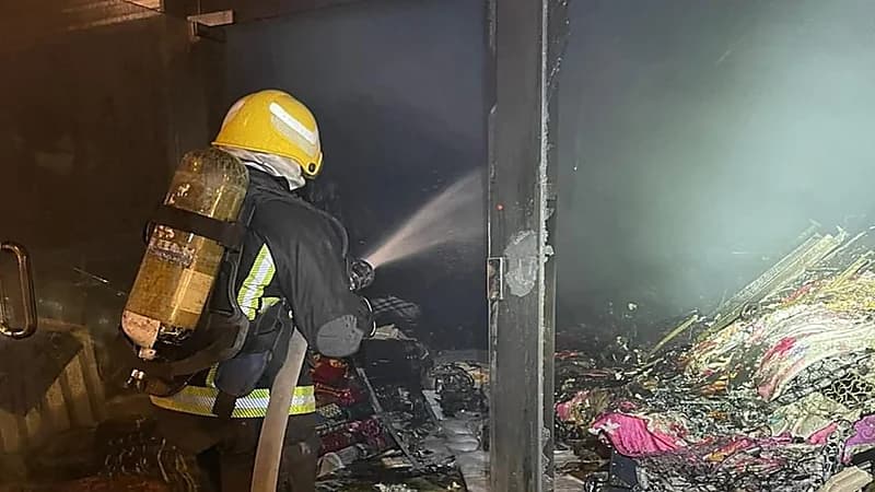 اندلاع حريق في محال تجارية بالرياض