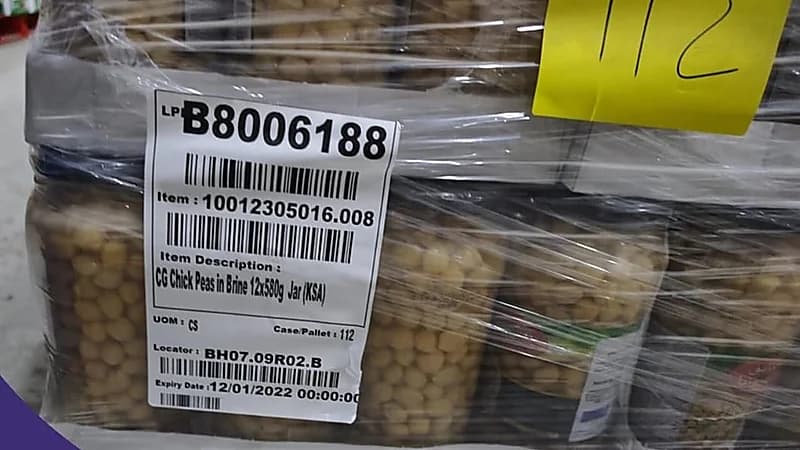 ضبط أغذية منتهية الصلاحية بمستودعين يتبعان لمركز تسوق شهير في جدة