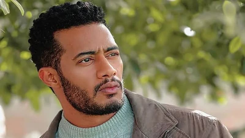 شاهد.. محمد رمضان يثير الجدل أثناء جلسة علاج بالحجامة 