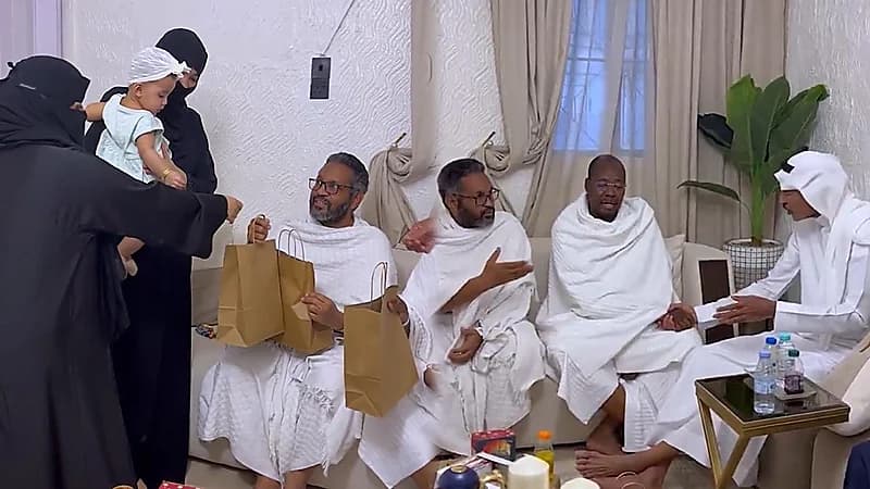 مواطن يستضيف في منزله حجاجًا من دول متعددة ويقدم لهم الهدايا.. فيديو