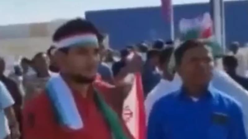 بالفيديو.. نظام الدخل المنخفض يعطي علم نظام الملالي للعمال الأجانب لتشجيع فريق خامنئي