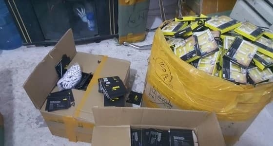 " التجارة " تضبط 100 ألف منتج مغشوش لملحقات هواتف بمستودع مخالف في جدة