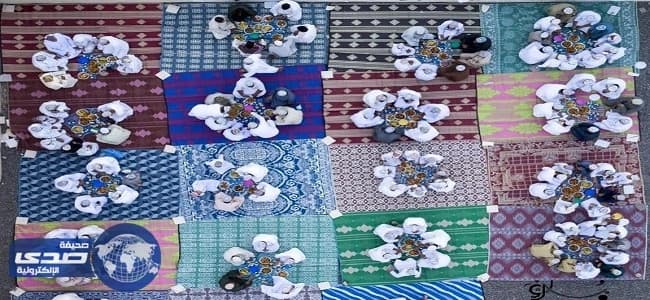 عمانيون يشكلون لوحة فنية مبهرة أثناء تناولهم الإفطار «صورة»