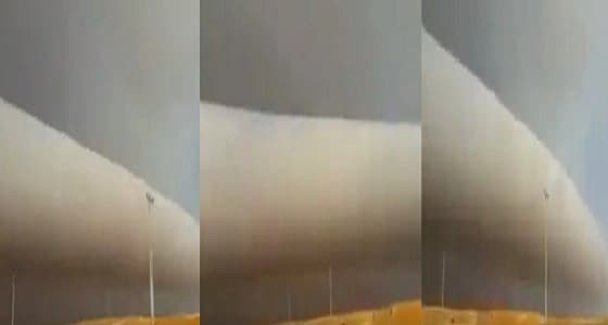 بالفيديو.. سحابة رعدية عجيبة تحلق في سماء الأفلاج