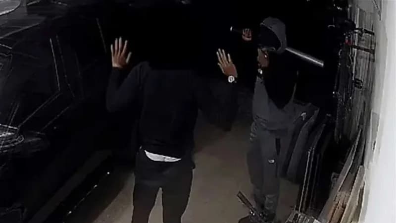 شاهد.. شجاعة لاعب أرسنال خلال التصدي لسارقين