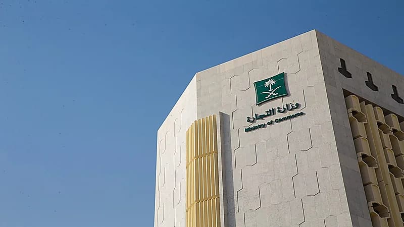 غرامة وتشهير بمخالفين لعرضهما وبيعهما مستحضرات تجميل مغشوشة