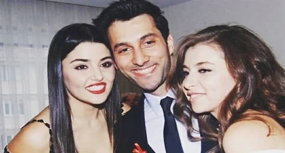 بالصور.. التركية هاندا أرتشيل تخطف الأنظار بقبلاتها في خطوبة شقيقتها