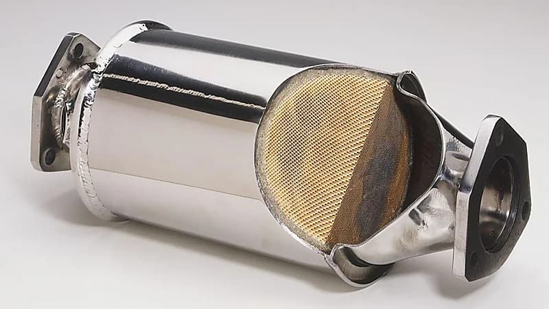 بالصور.. الكشف عن سبب انتشار سرقة دبة البيئة من السيارات 