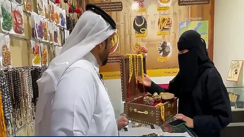 مواطن يستغل جائحة كورونا في تطوير موهبته ويفتتح محلًا لصناعة المسابيح بالأحساء