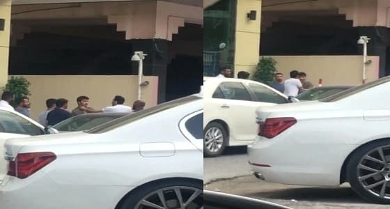 بالفيديو.. مشاجرة بين شخصين تعطل حركة المرور بالبحرين