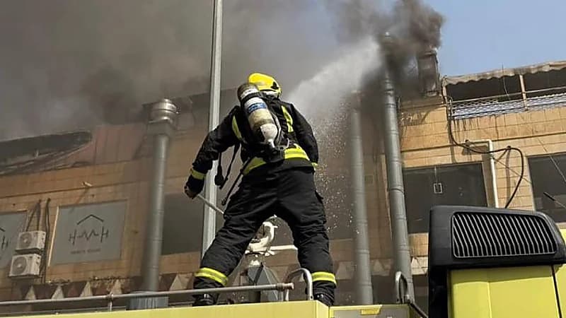 مدني جدة يخمد حريقًا في مبنى تجاري بحي الصفا
