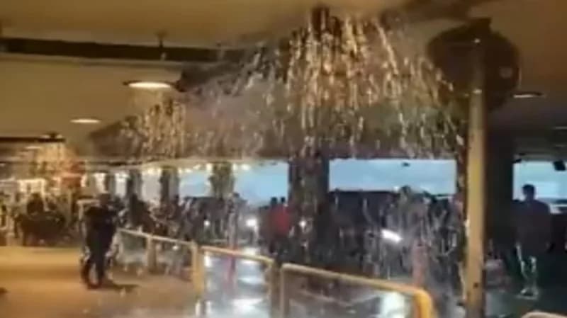 بالفيديو.. تدفق المياه من سقف مطار جنيف