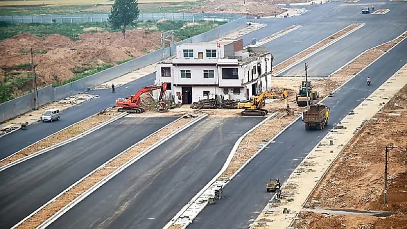 مدينة صينية تبني طريقًا سريعًا حول منزل رفضت صاحبته تركه!