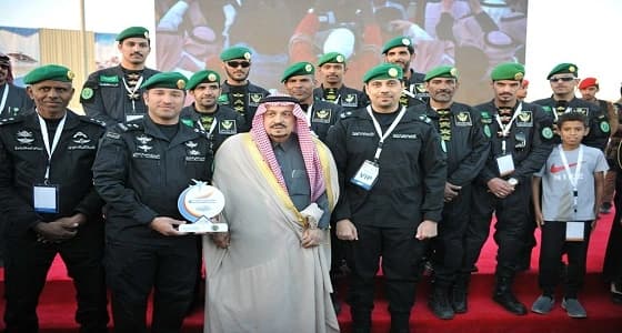 بالصور.. أمير الرياض يكرم الطيران الأمني في الحرس الملكي