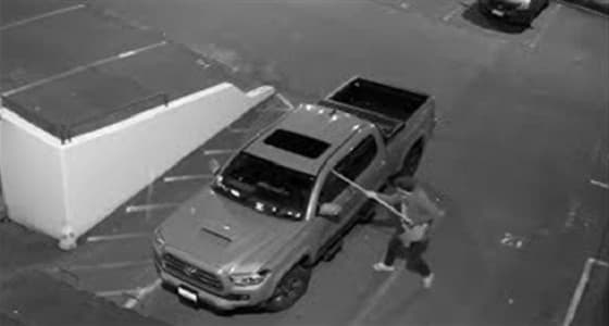 بالفيديو.. لحظة سقوط رجل بطريقة مروعة من فوق منزل