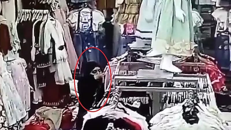 لحظة مقتل فتاة يمنية على يد شاب في مول بـ عدن..فيديو