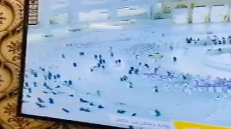 بالفيديو.. مواطن يتواصل مع أهله من أمام الكعبة عبر الهاتف ليروه في التلفزيون