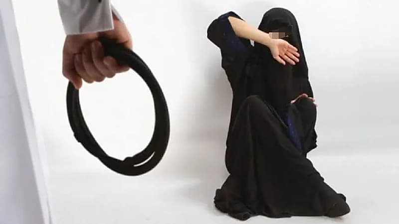 فتاة تتعرض للتعنيف من أسرتها في الرياض