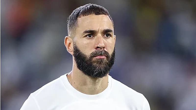 ردة فعل كريم بنزيما تجاه طفل اقتحم الملعب لأجله تثير تفاعلًا كبيراً.. فيديو