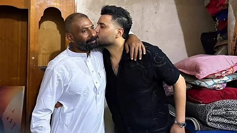 فنان عراقي يهدي سيارة لسائق توك توك أشعل مركبته.. فيديو