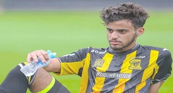 بالصورة..أول ظهور لطارق عبدالله بعد إجراء عملية بالرباط الصليبي