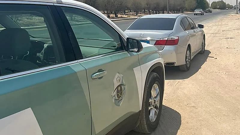 ضبط قائد مركبة ظهر في محتوى مرئي يرتكب مخالفة الوقوف خطأ بالرياض .. فيديو