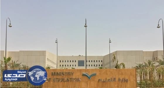 التعليم تواجه أزمة في تسليم الكتب الدراسية للطلاب للعام الثاني