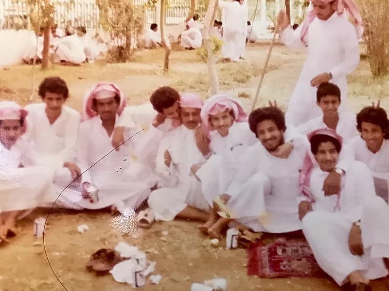 صورة لطيفة لطلاب الثانوية التجارية بجدة قبل 40 عام