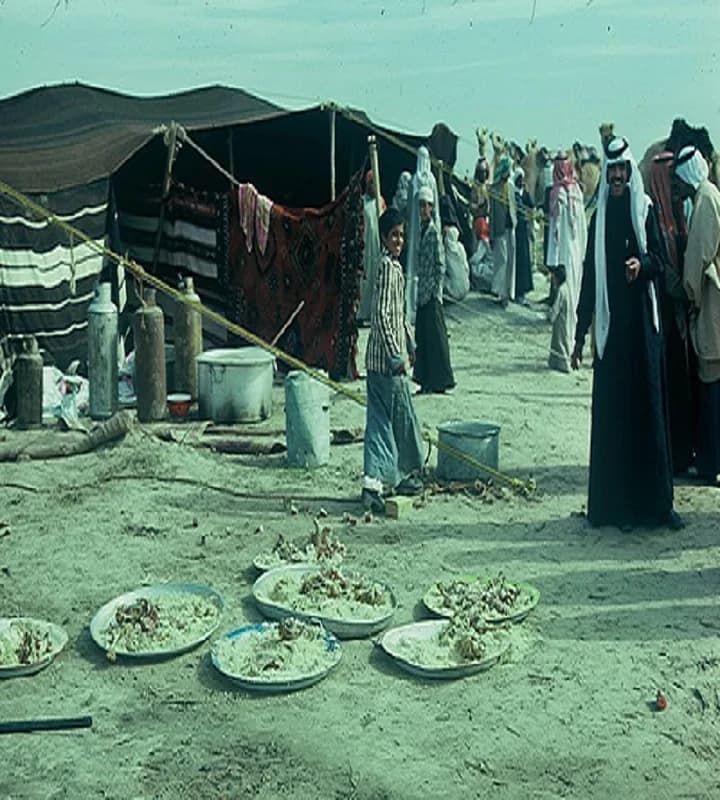 صورة جميلة لحظة الانتهاء من وليمة زواج قديما