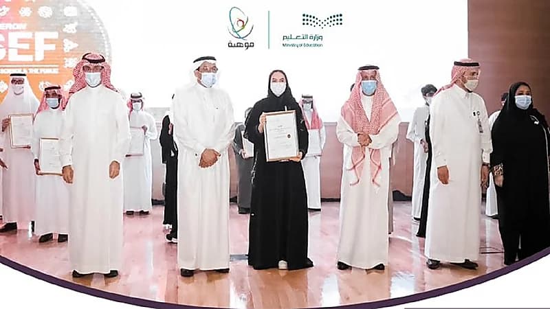 وزير التعليم يكريم 49 طالباً وطالبة حصلوا على 107 جوائز عالمية