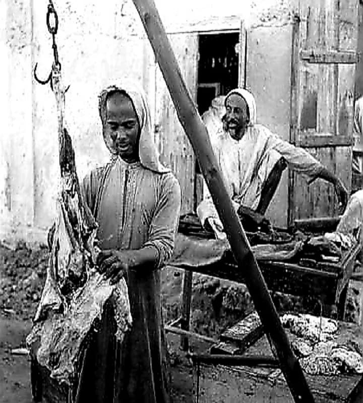 صورة نادرة لأحد محلات الجزارة في مدينة الخبر